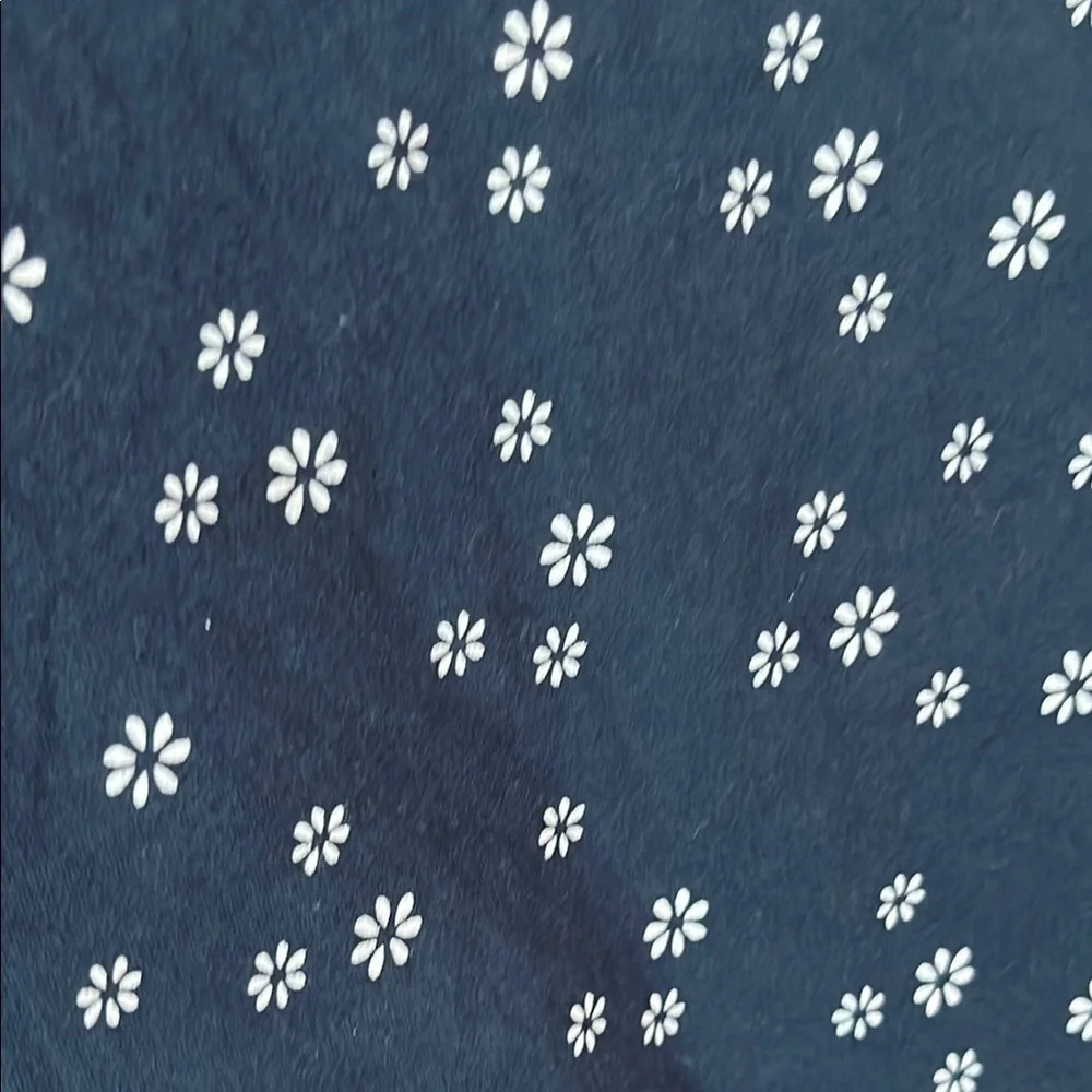 🛍️5️⃣ / 💲2️⃣5️⃣🛍️ - H&M Navy Blue Floral T-Shirt